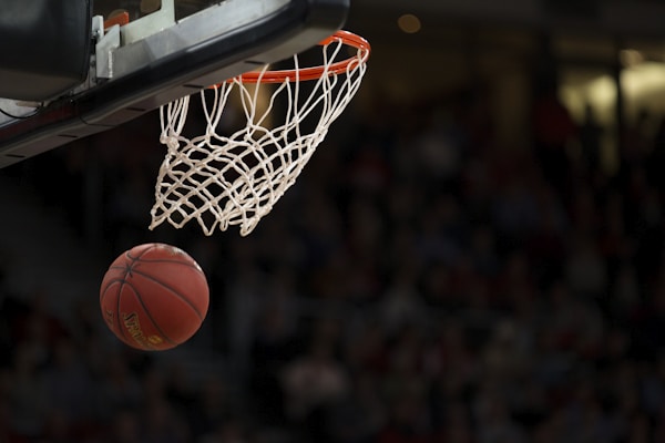 NBA篮球比赛，球员扣篮精彩镜头