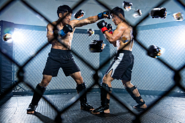 UFC联合主赛，两位选手在笼中站立对攻，展示高水平的打击技术
