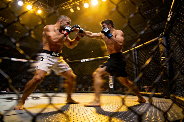 UFC轻量级比赛，两位选手在站立对攻中，展示快速的拳法交换
