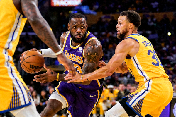 NBA季后赛卡位战，湖人队与勇士队激烈对抗，勒布朗·詹姆斯与斯蒂芬·库里场上对决瞬间