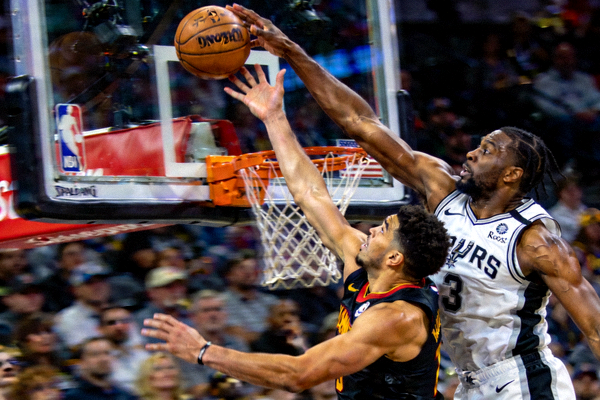 NBA防守球员封盖对手上篮，展现防守影响力